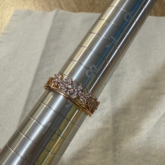 Elegant Gold-Tone Women's Ring - Picture 5 of 7